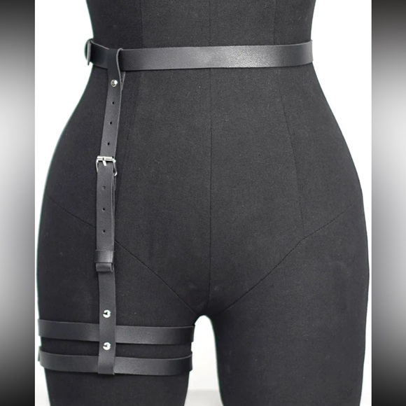 Black Vegan PU Leather Single Leg Bottom Harness Belt - Picture 1 of 5